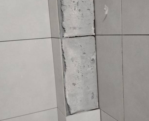 乐山市瓷砖空鼓维修公司分享下瓷砖施工前基层浇水润湿程度不足，可能导致以下问题